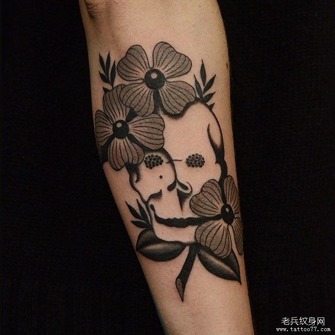 手臂花卉骷髅四叶草纹身