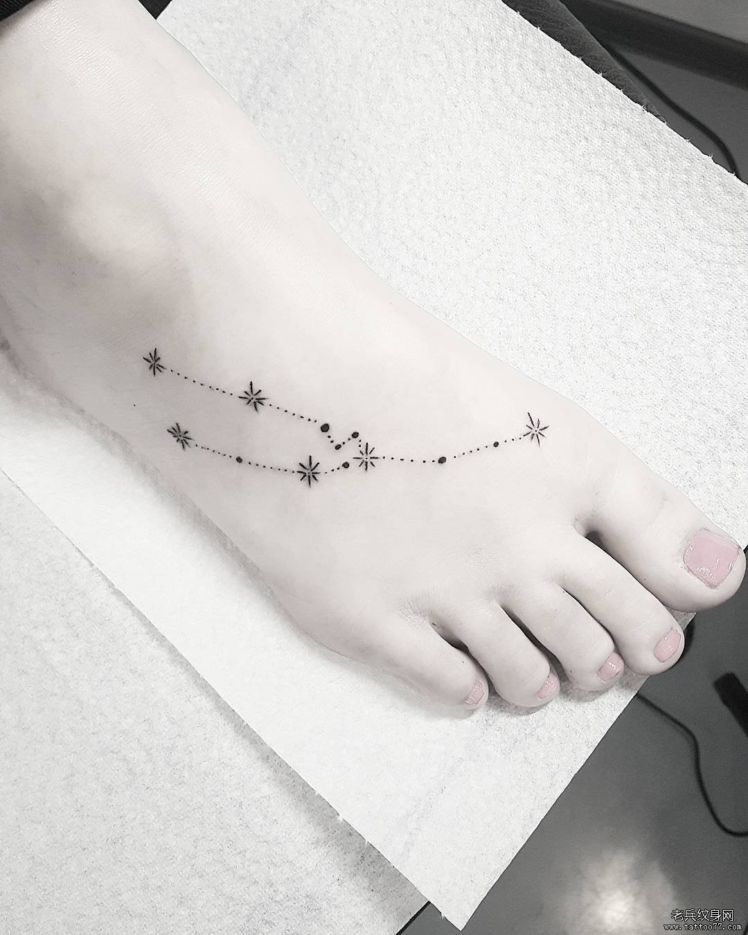 线条星座脚背文身图案