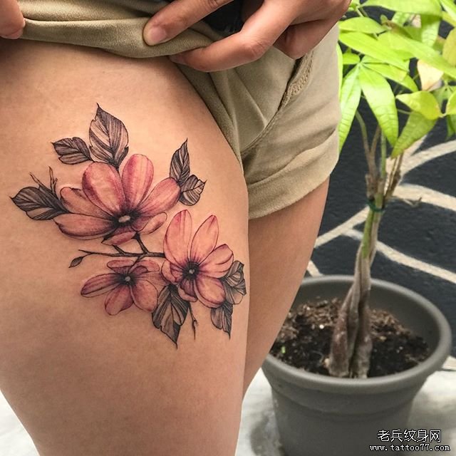 大腿简约花卉纹身图案