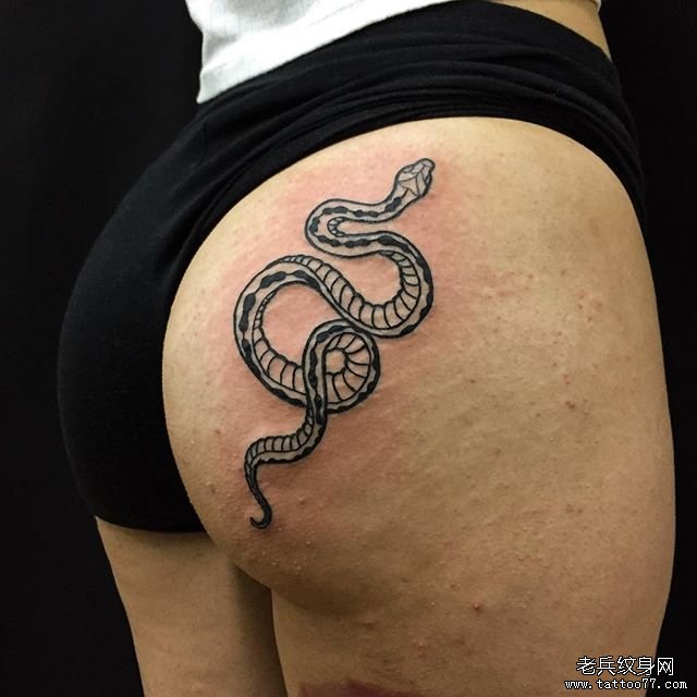女生臀部蛇纹身图案