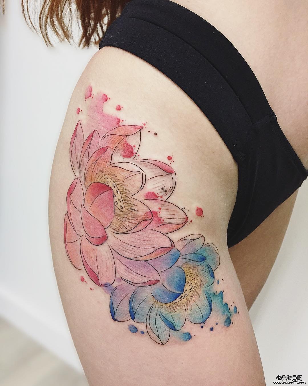 大腿色彩荷花纹身