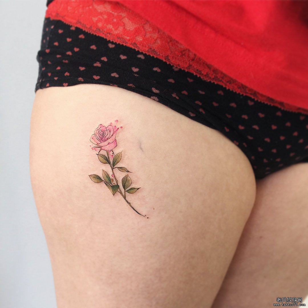 大腿色彩玫瑰花纹身