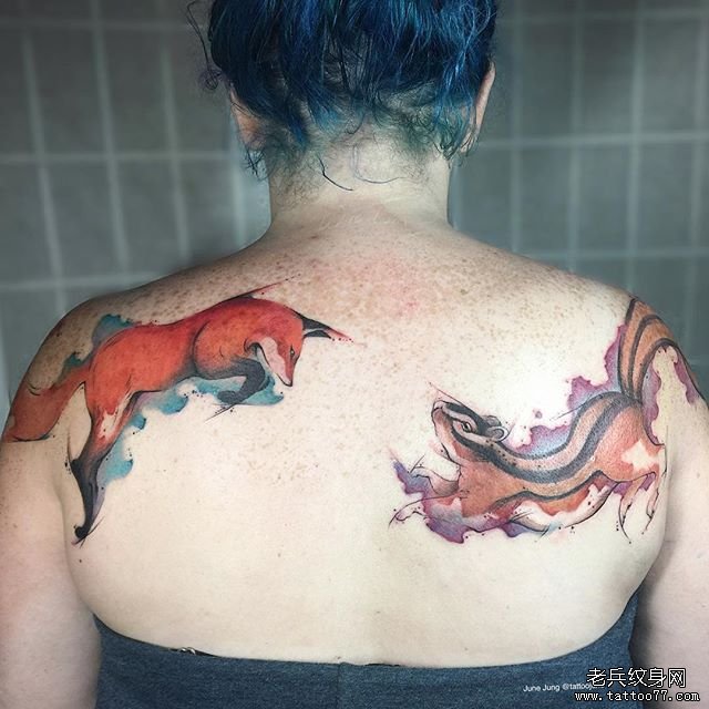 后背狐狸臭鼬纹身