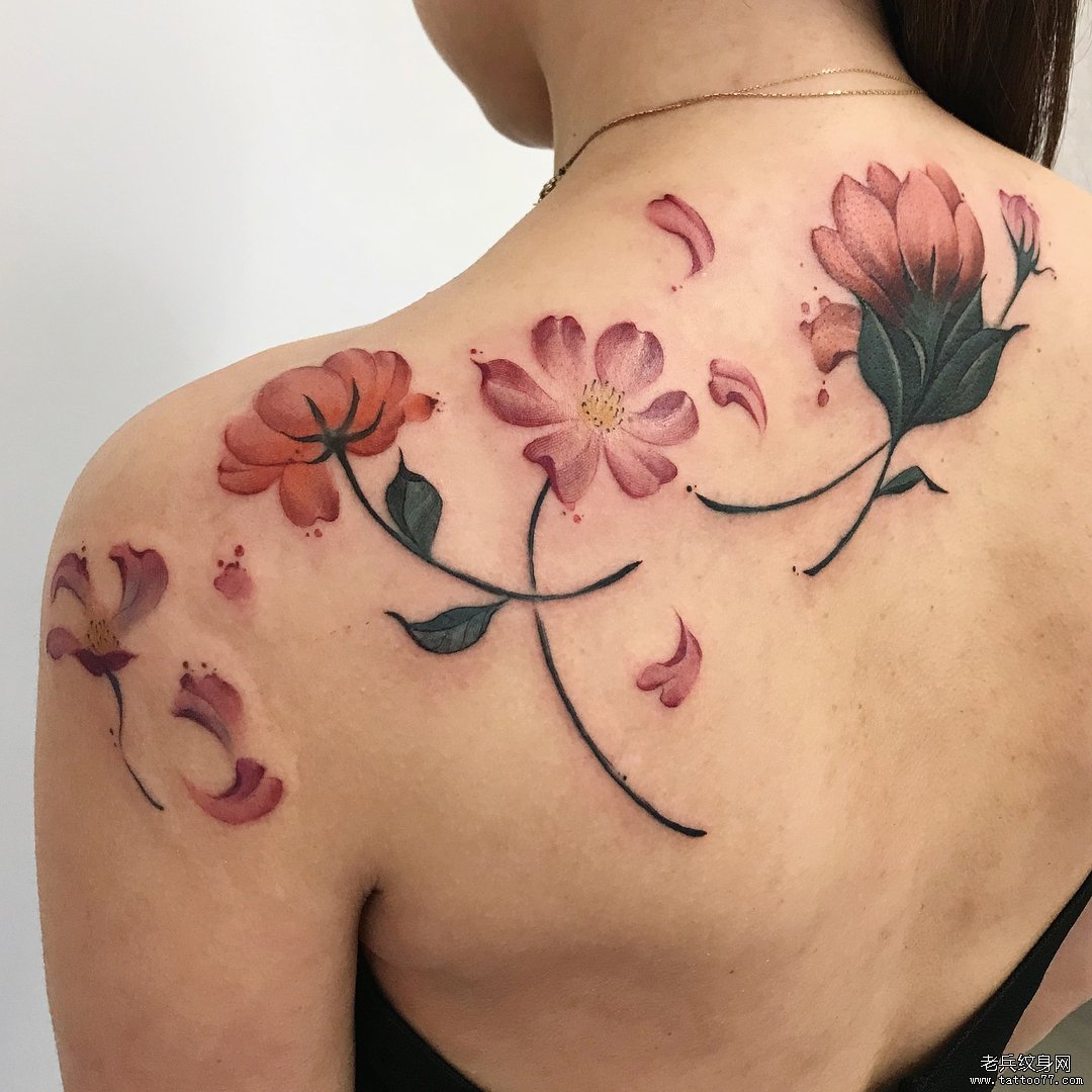 后背色彩花卉纹身