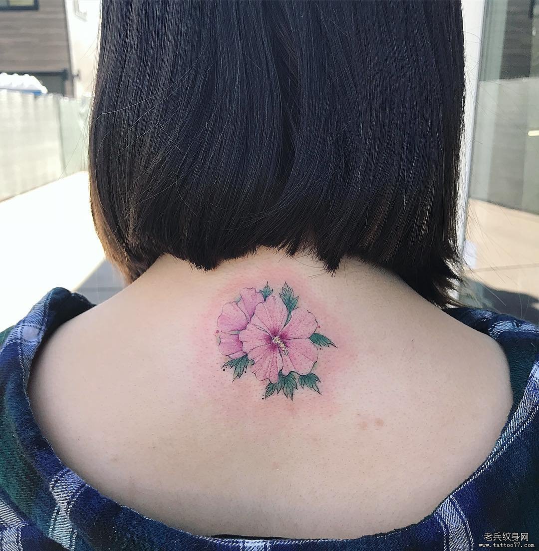 后背色彩花卉纹身图案