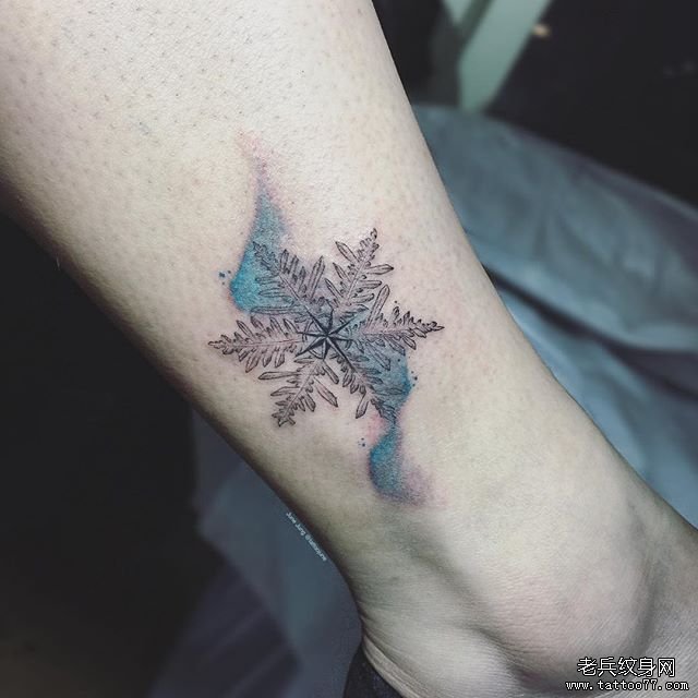 脚踝色彩晕染雪花纹身