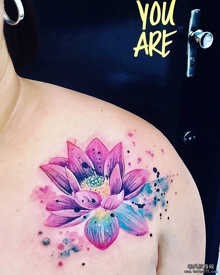 色彩泼墨莲花肩部tattoo图案