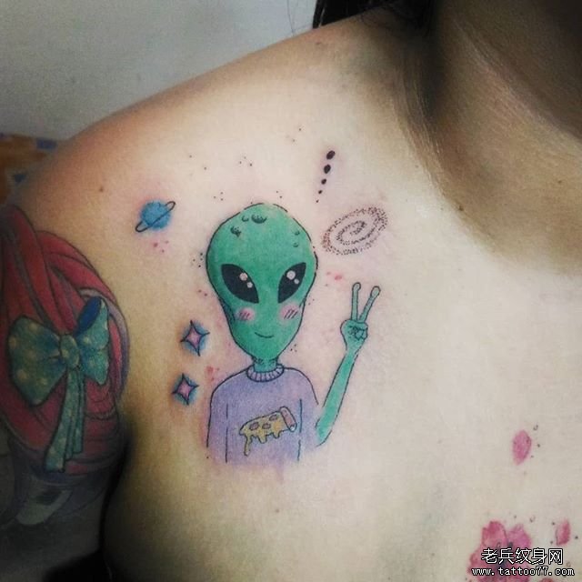 胸口漫画风格外星人纹身图案