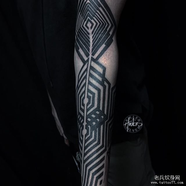 手臂几何点刺纹身图案