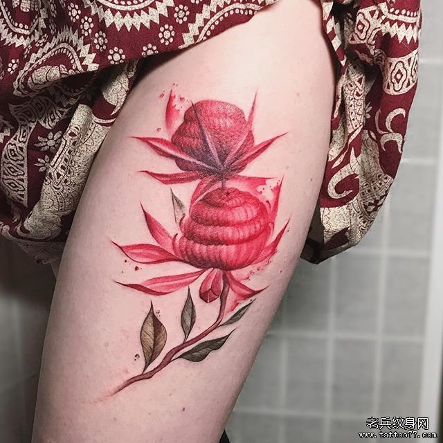 大腿色彩花卉纹身