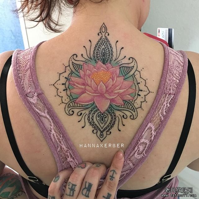 背部清新莲花纹身
