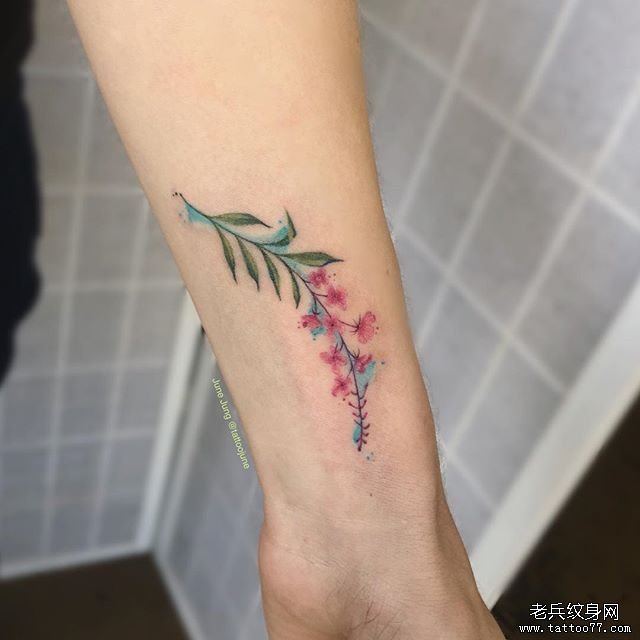 手腕色彩花卉纹身