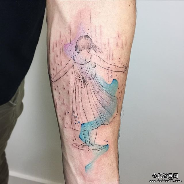 色彩晕染雨中的少女纹身图案