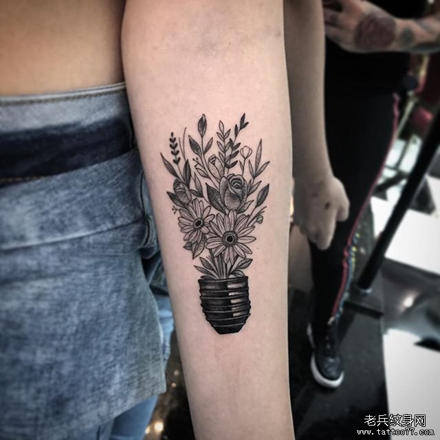 手臂小清新花纹身图案