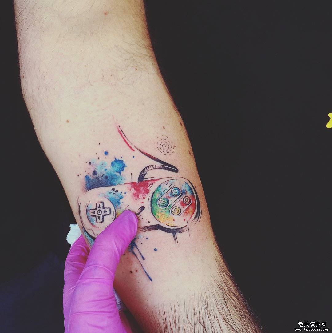 色彩泼墨游戏手柄手臂tattoo图案