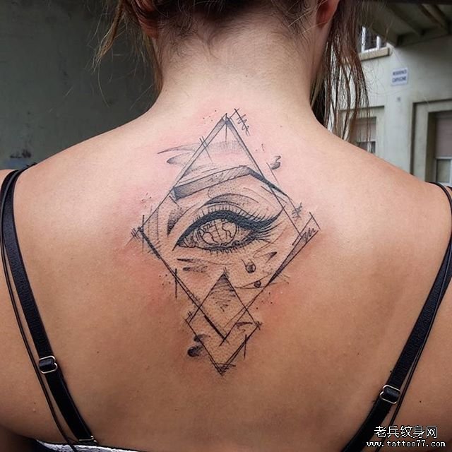 后背眼睛几何纹身图案