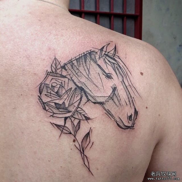 肩背马玫瑰纹身图案