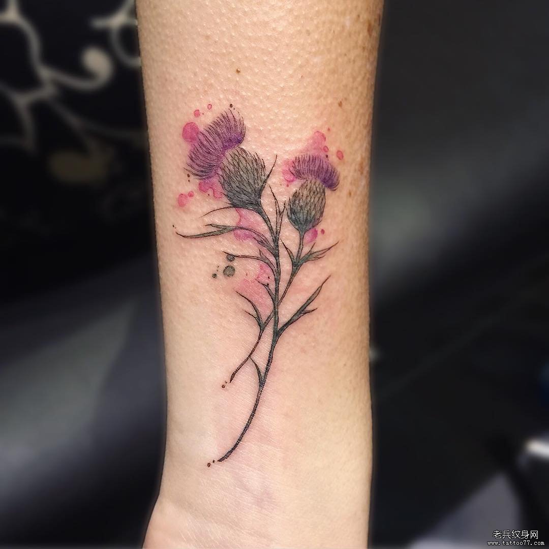 手腕色彩花卉纹身