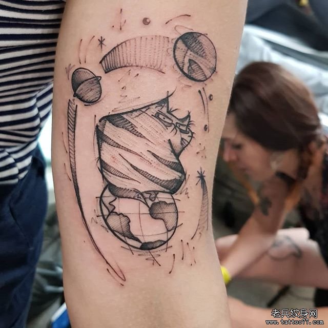 手臂猫咪星球纹身图案