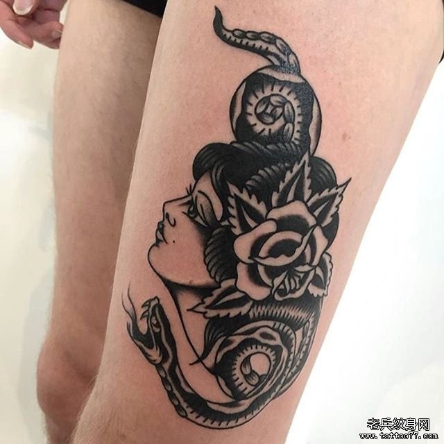 黑灰女郎蛇大腿文身图案