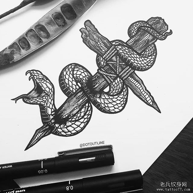 蛇木桩纹身图案