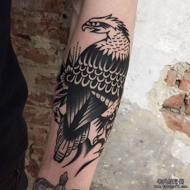 黑灰鹰手臂tattoo图案