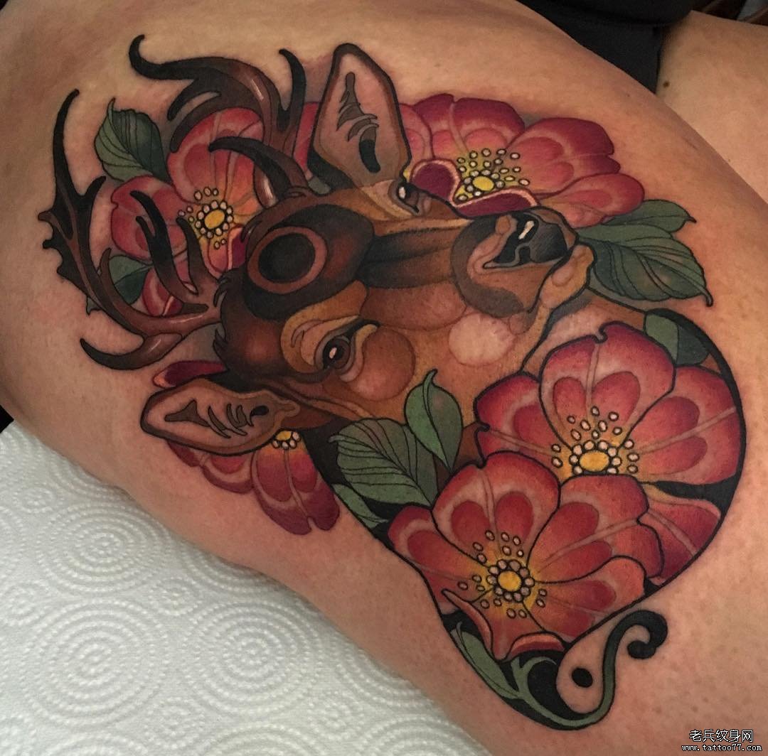 大腿色彩花卉牛纹身