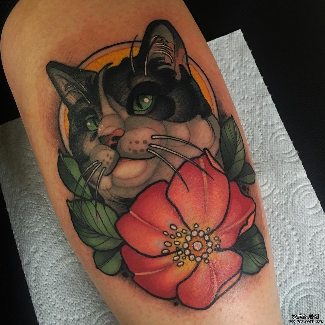 大腿色彩猫咪花卉纹身