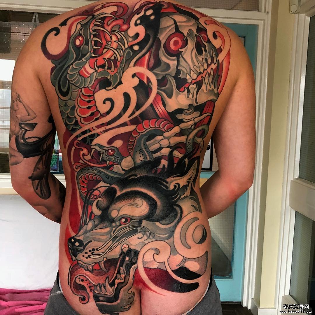 满背色彩狼骷髅蛇纹身