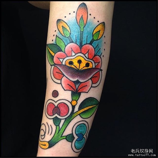 色彩花手臂纹身图案