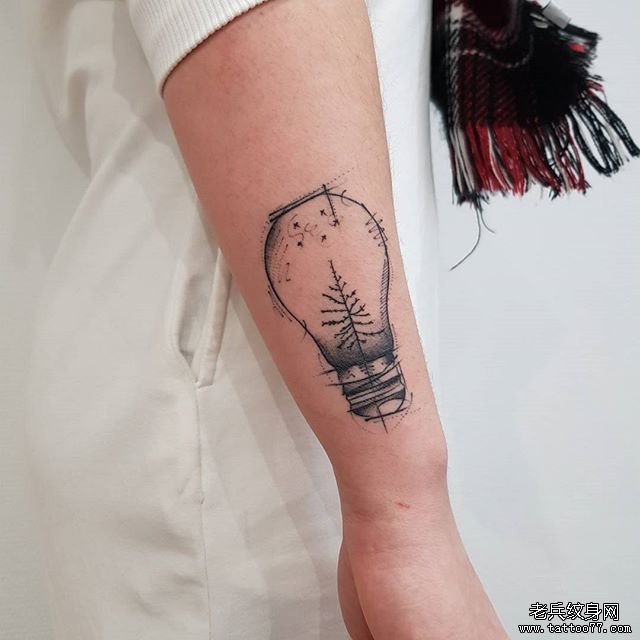 小清新线条灯泡纹身图案