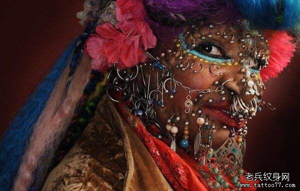 世界上身体穿孔最多的女人(图)