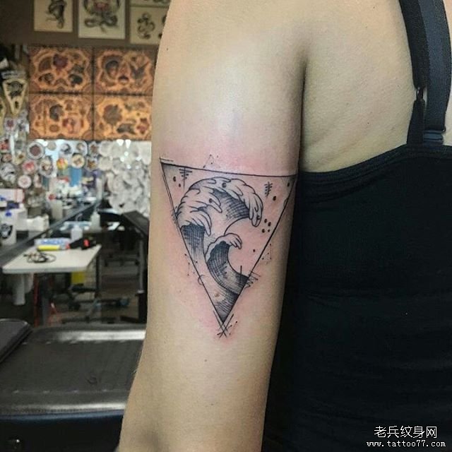 手臂三角水浪纹身图案