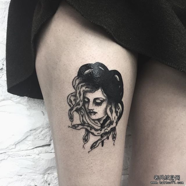 黑灰美杜莎大腿tattoo图案