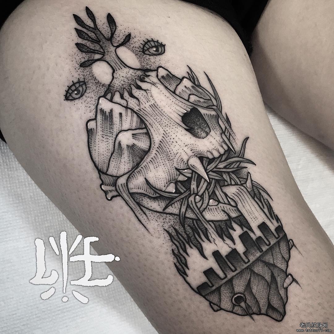 大腿黑灰点刺骷髅纹身