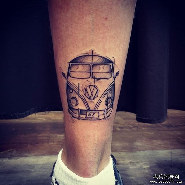 腿部黑灰巴士车纹身