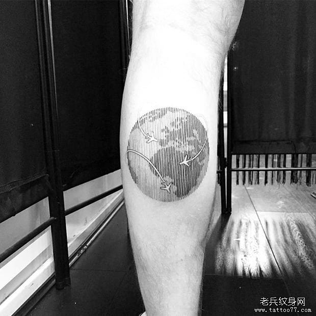 黑灰地球小腿纹身图案