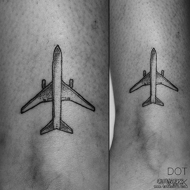 黑灰飞机脚腕纹身图案