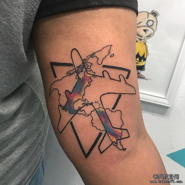线条飞机手臂纹身图案