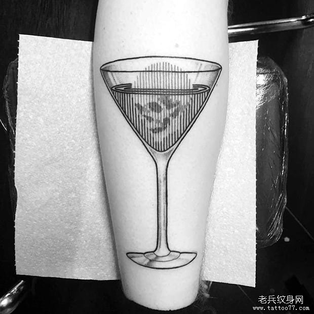 黑灰红酒杯小腿纹身图案