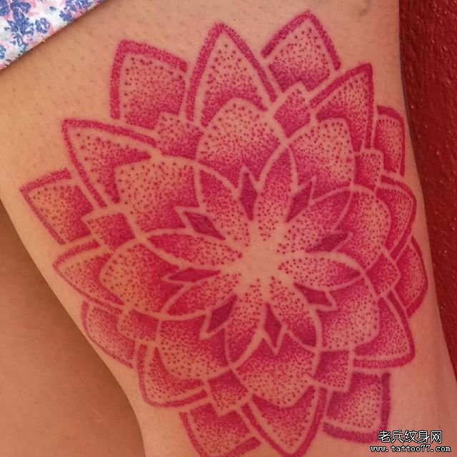 腿部点刺梵花纹身图案