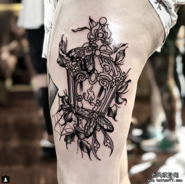 腿部灯花朵纹身图案