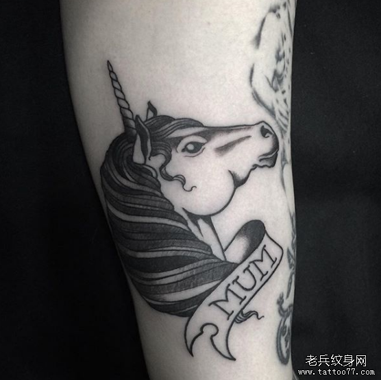 腿部独角兽纹身图案