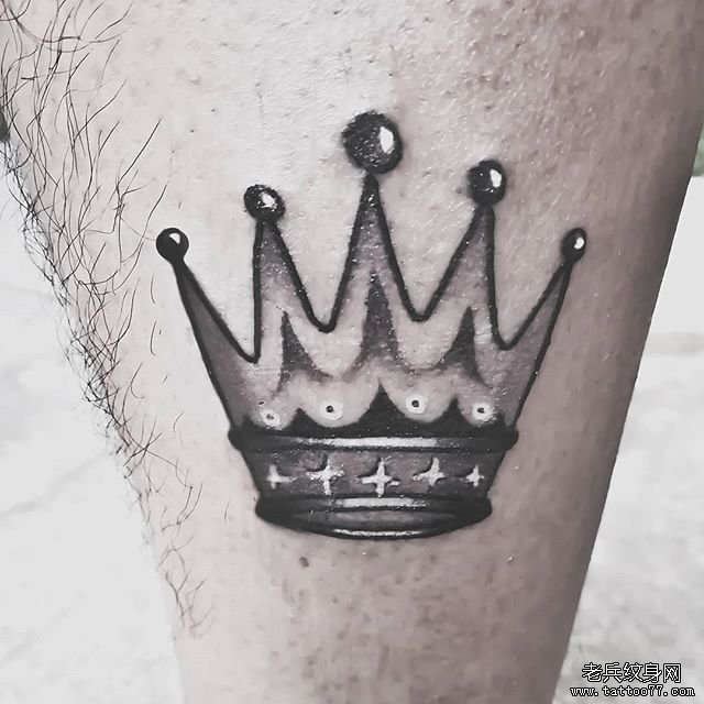 腿部小清晰皇冠纹身图案