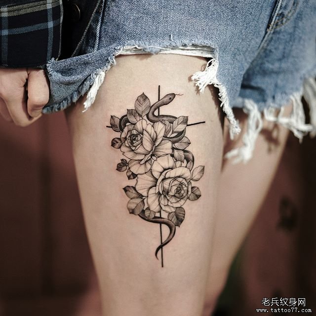 大腿花蛇纹身图案
