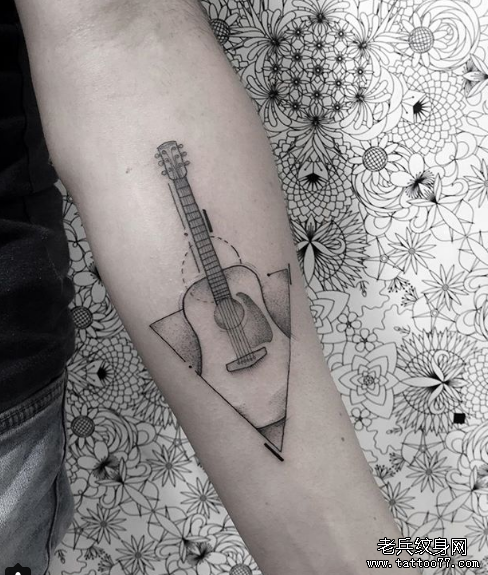 手臂几何吉他纹身图案