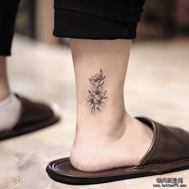 脚踝花朵纹身图案