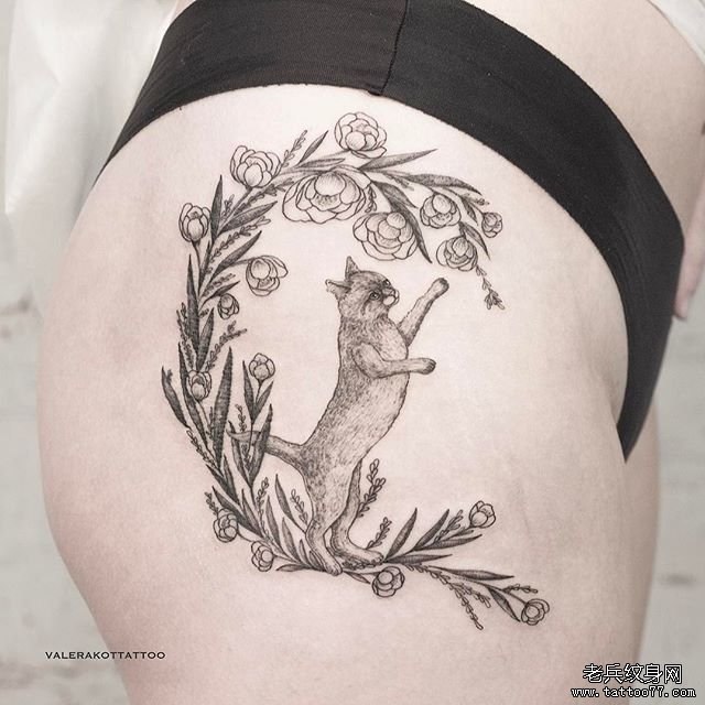 黑灰花环猫大腿纹身图案