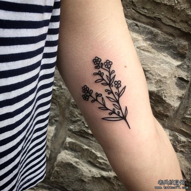 线条花卉手臂纹身图案