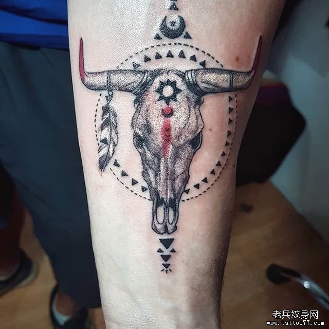手臂牛头个性纹身图案